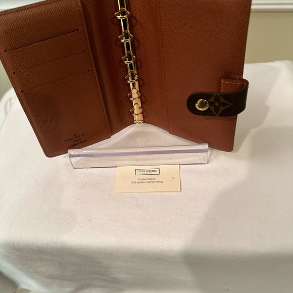 Louis Vuitton agenda with unbranded paper to start your journey. - Picture 4 of 12